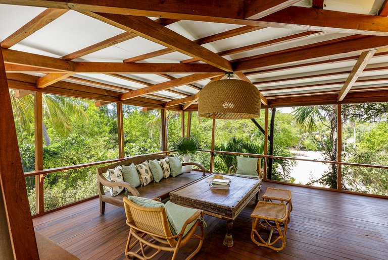 Tci008 – Beachfront villa with pool in Grace Bay
