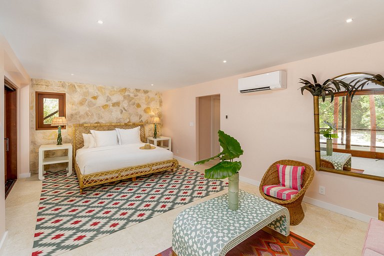 Tci008 – Beachfront villa with pool in Grace Bay