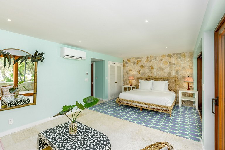 Tci008 – Beachfront villa with pool in Grace Bay