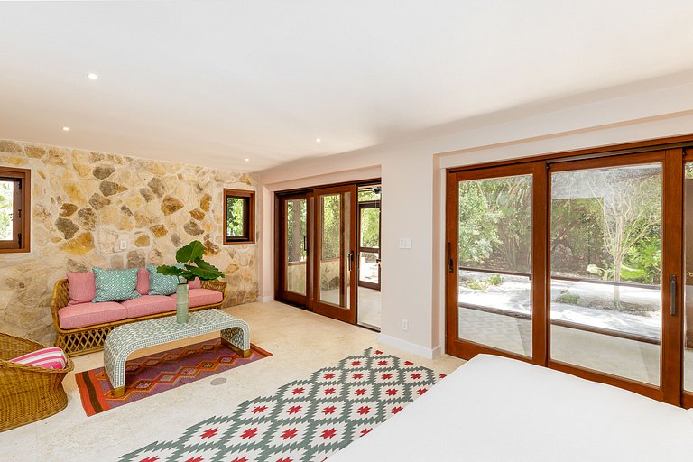 Tci008 – Beachfront villa with pool in Grace Bay