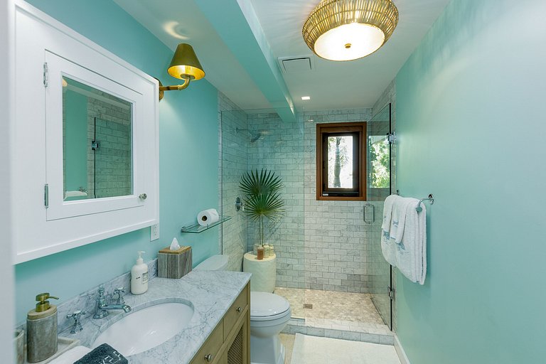 Tci008 – Beachfront villa with pool in Grace Bay