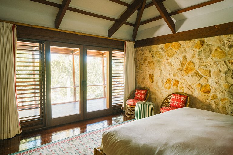 Tci008 – Beachfront villa with pool in Grace Bay