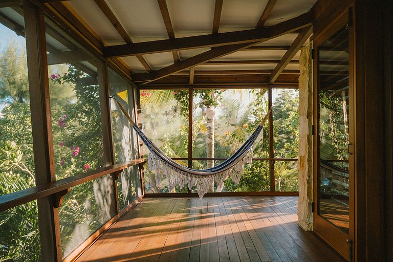 Tci008 – Beachfront villa with pool in Grace Bay
