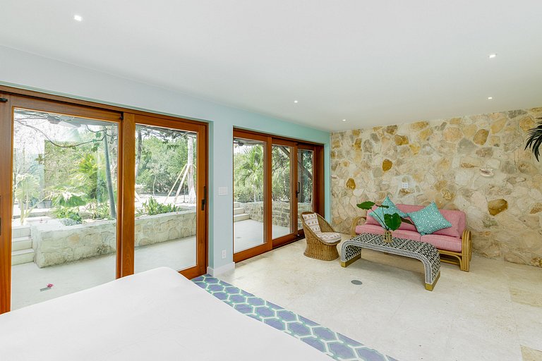 Tci008 – Beachfront villa with pool in Grace Bay