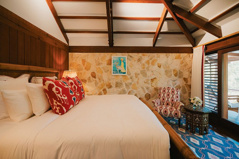 Tci008 – Beachfront villa with pool in Grace Bay