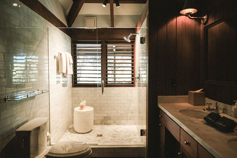 Tci008 – Beachfront villa with pool in Grace Bay