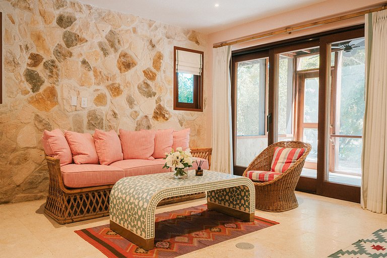 Tci008 – Beachfront villa with pool in Grace Bay