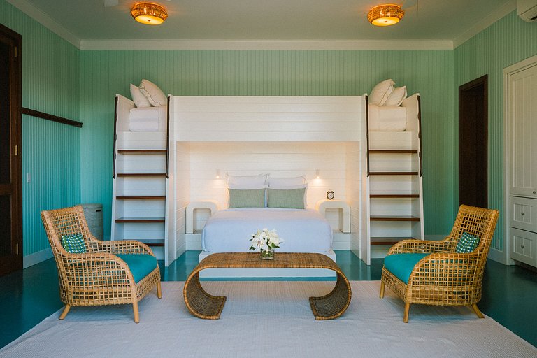 Tci008 – Beachfront villa with pool in Grace Bay