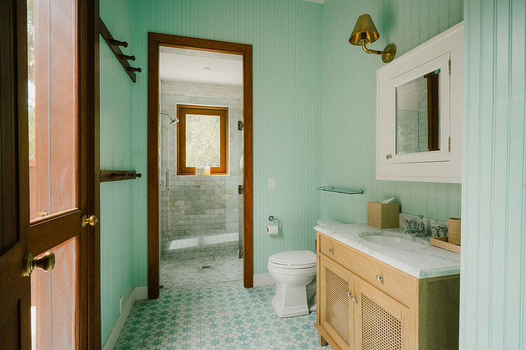 Tci008 – Beachfront villa with pool in Grace Bay