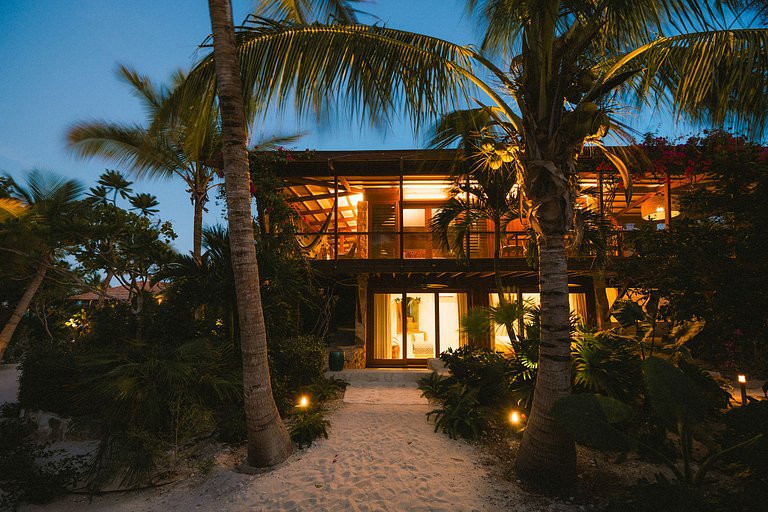 Tci008 – Beachfront villa with pool in Grace Bay