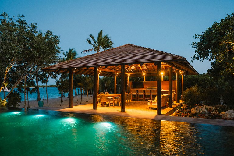 Tci008 – Beachfront villa with pool in Grace Bay