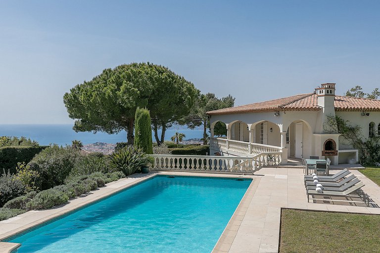 Azu076 - Provençal Villa with Sea View