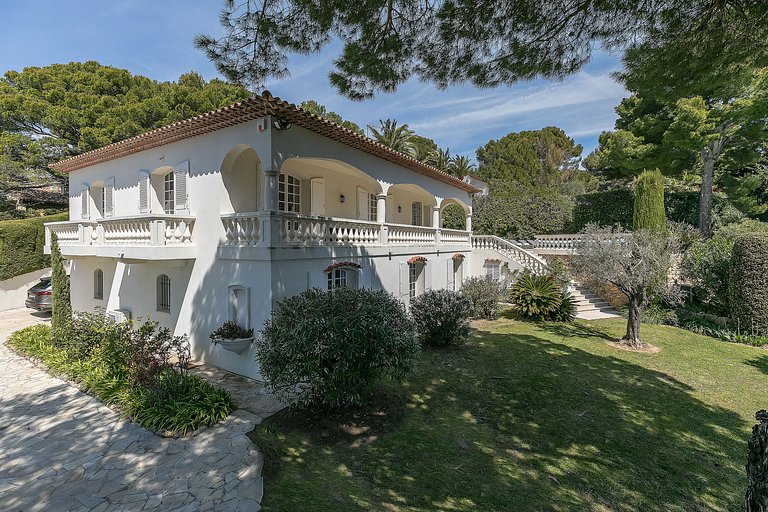 Azu076 - Provençal Villa with Sea View