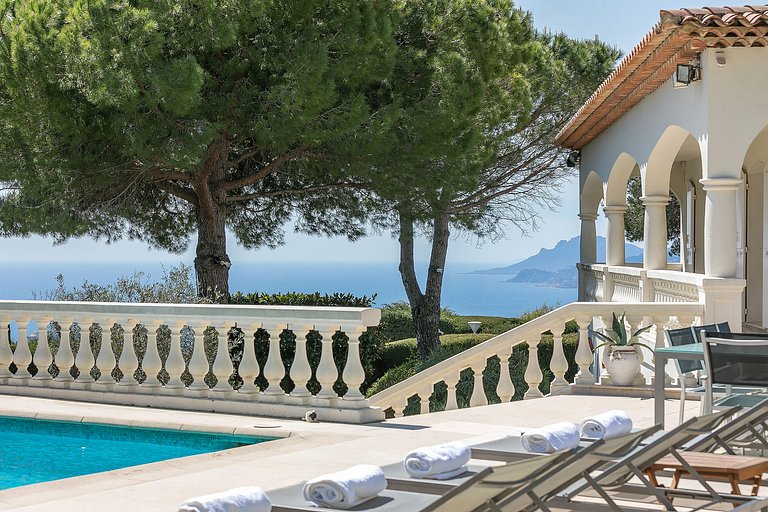 Azu076 - Provençal Villa with Sea View