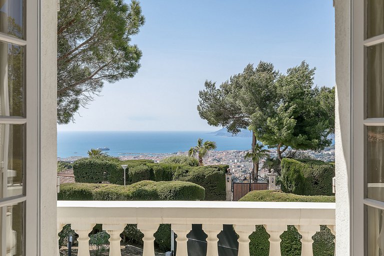 Azu076 - Provençal Villa with Sea View