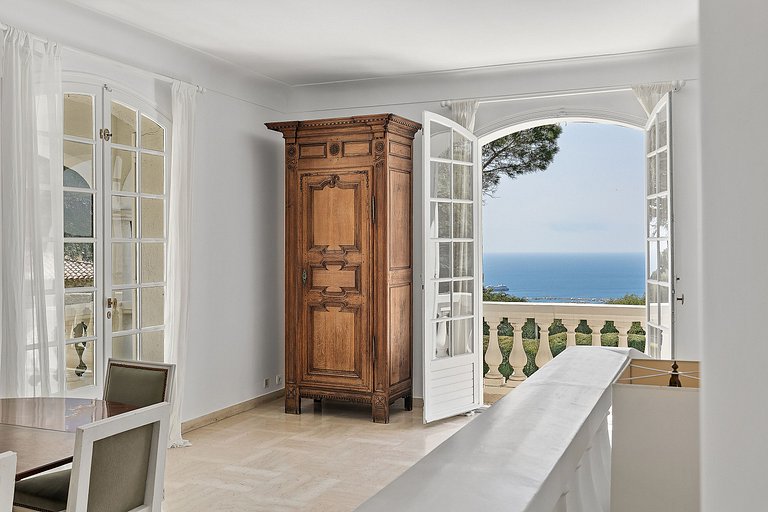 Azu076 - Provençal Villa with Sea View