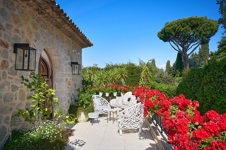 Azu073 - Elegant Stone Villa with Sea View