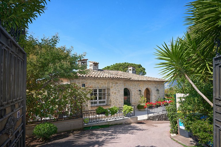 Azu073 - Elegant Stone Villa with Sea View