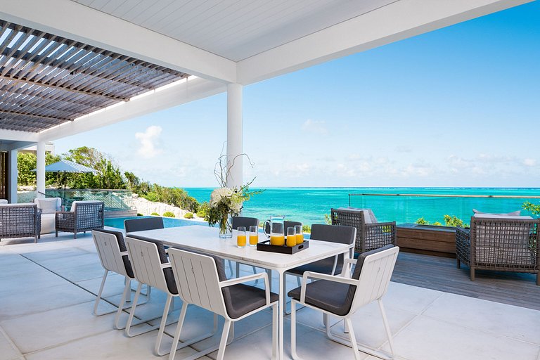 Tci024 – Luxurious beachfront villa in Turks and Caicos