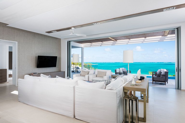 Tci024 – Luxurious beachfront villa in Turks and Caicos