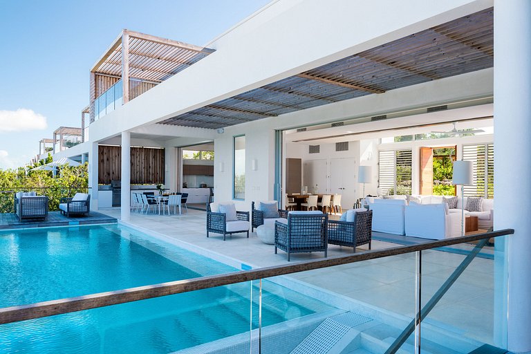 Tci024 – Luxurious beachfront villa in Turks and Caicos
