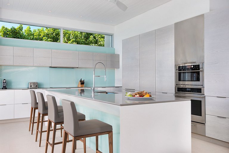 Tci024 – Luxurious beachfront villa in Turks and Caicos