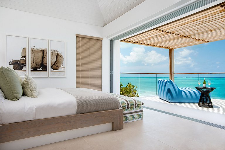 Tci024 – Luxurious beachfront villa in Turks and Caicos