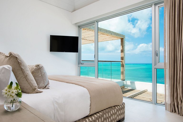 Tci024 – Luxurious beachfront villa in Turks and Caicos