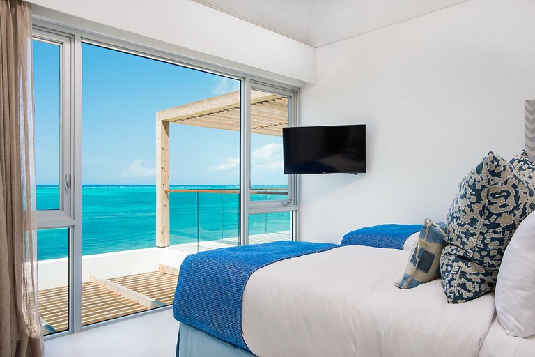 Tci024 – Luxurious beachfront villa in Turks and Caicos