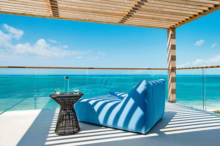 Tci024 – Luxurious beachfront villa in Turks and Caicos