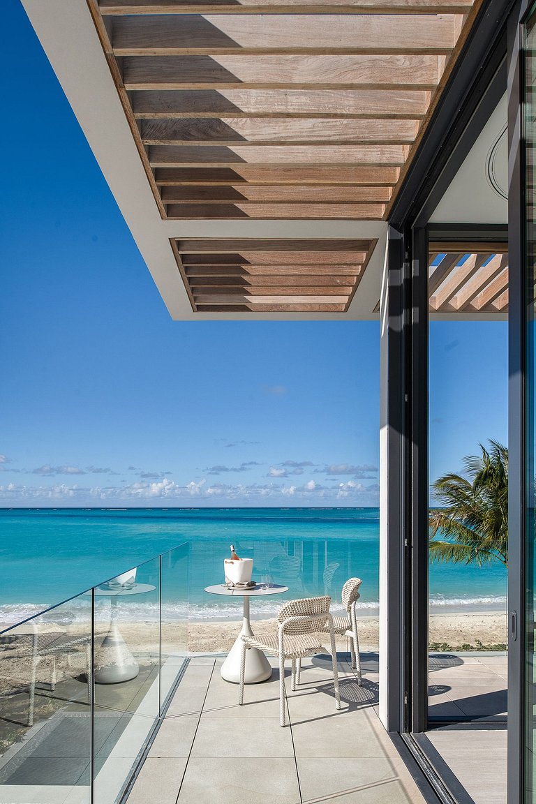Tci009 – Luxury beachfront villa in Emerald Point