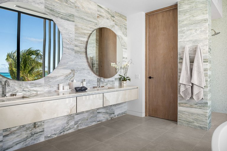 Tci009 – Luxury beachfront villa in Emerald Point