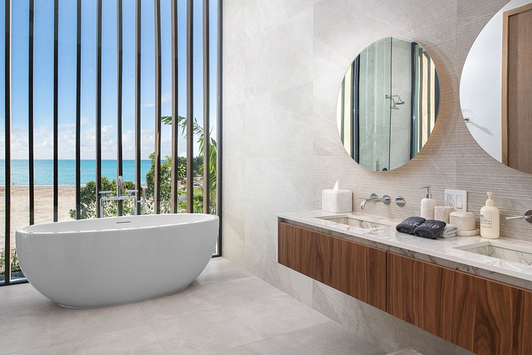 Tci009 – Luxury beachfront villa in Emerald Point
