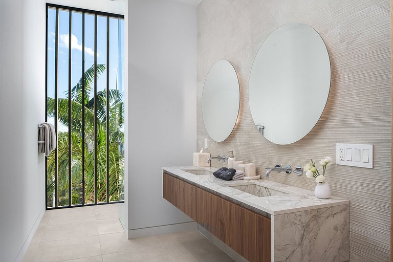 Tci009 – Luxury beachfront villa in Emerald Point