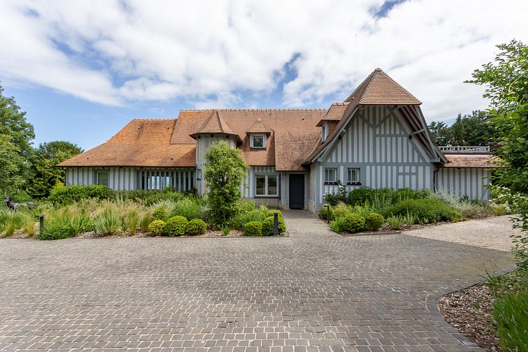 Nor008 - Exceptional Norman Property with View