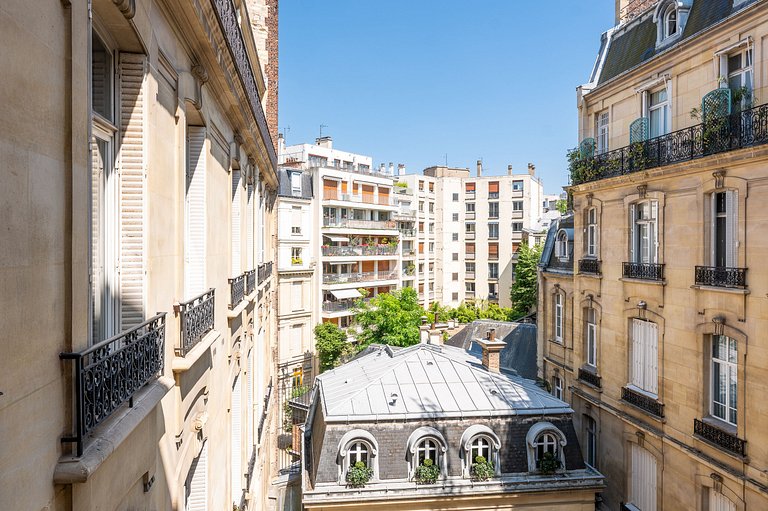 Par040 - Haussmannian Apartment for Rent in Paris