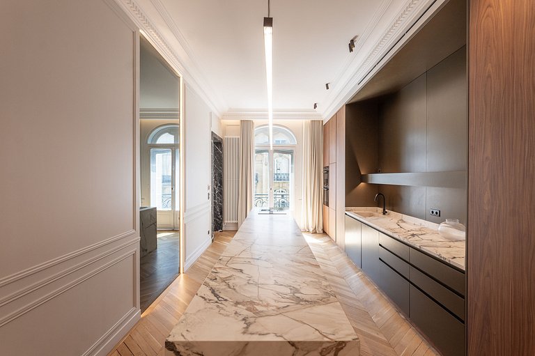 Par040 - Haussmannian Apartment for Rent in Paris
