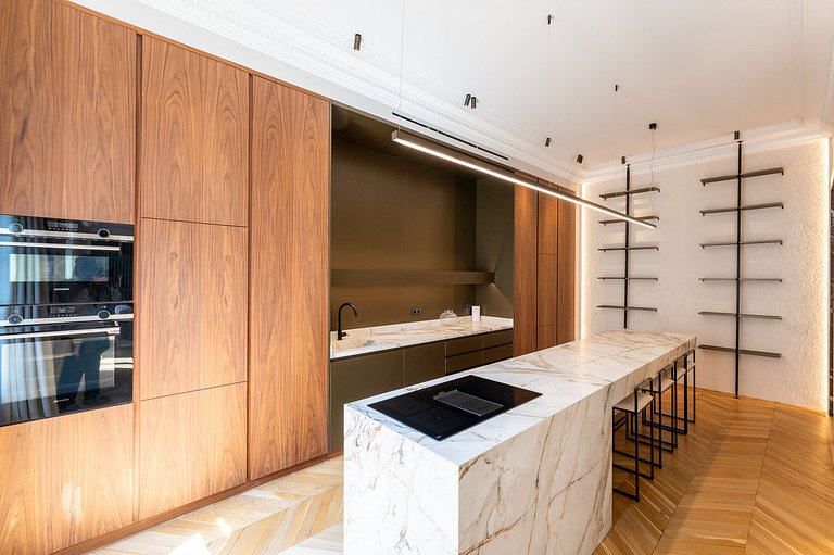 Par040 - Haussmannian Apartment for Rent in Paris