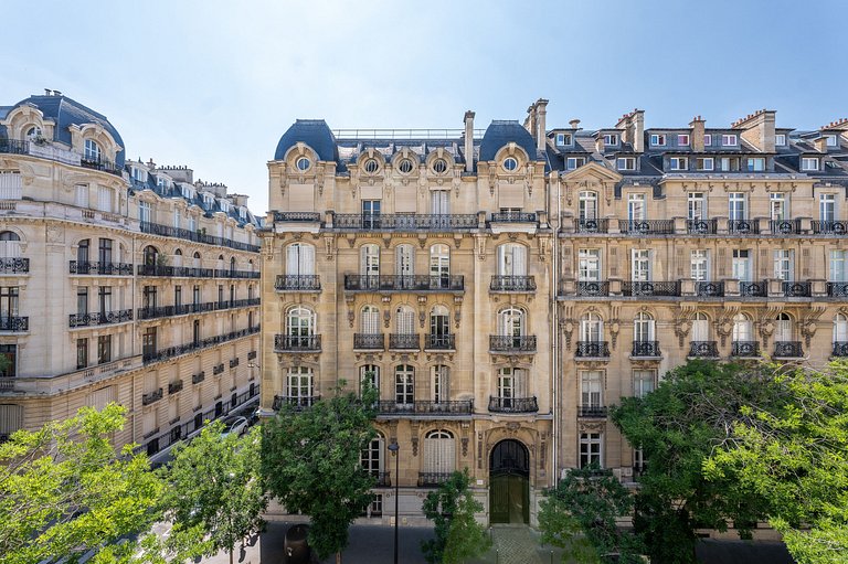 Par040 - Haussmannian Apartment for Rent in Paris