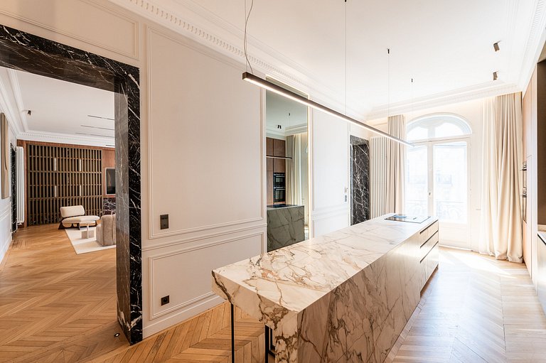 Par040 - Haussmannian Apartment for Rent in Paris