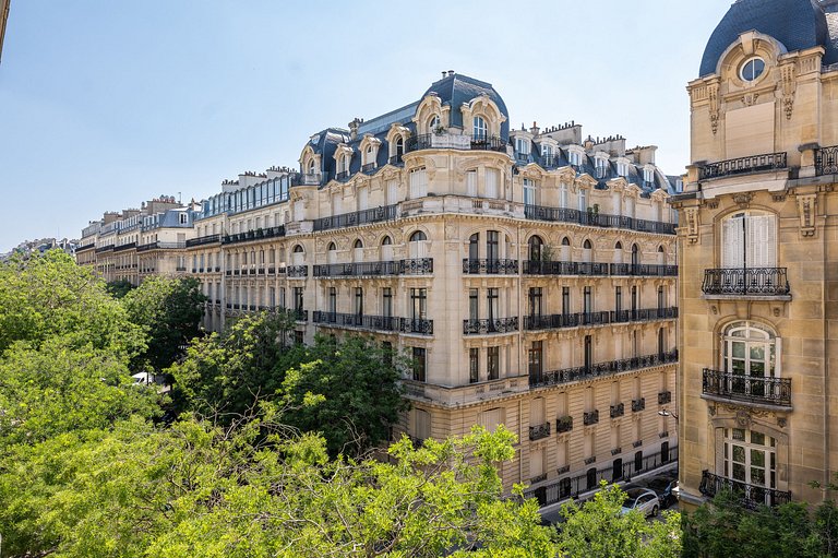 Par040 - Haussmannian Apartment for Rent in Paris