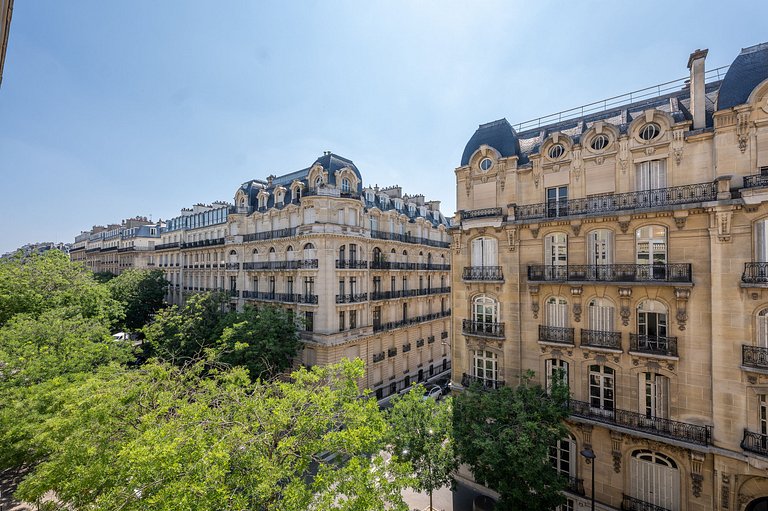 Par040 - Haussmannian Apartment for Rent in Paris