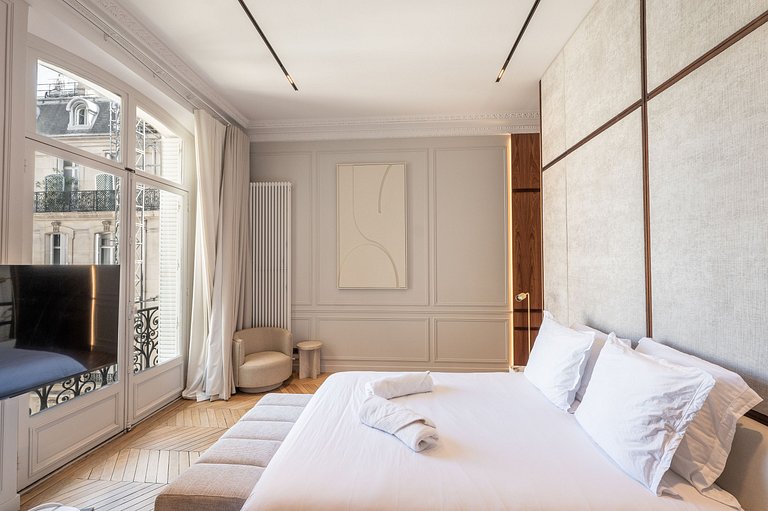Par040 - Haussmannian Apartment for Rent in Paris