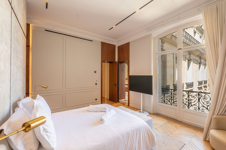 Par040 - Haussmannian Apartment for Rent in Paris