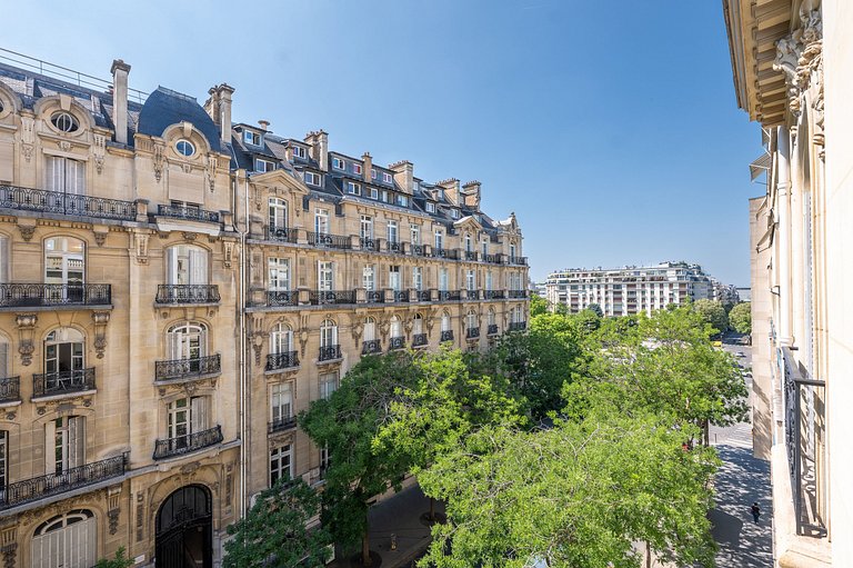 Par040 - Haussmannian Apartment for Rent in Paris
