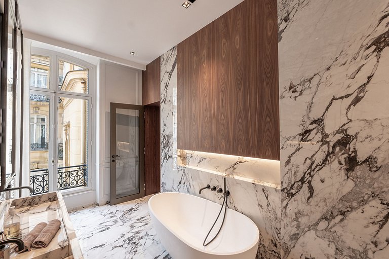 Par040 - Haussmannian Apartment for Rent in Paris
