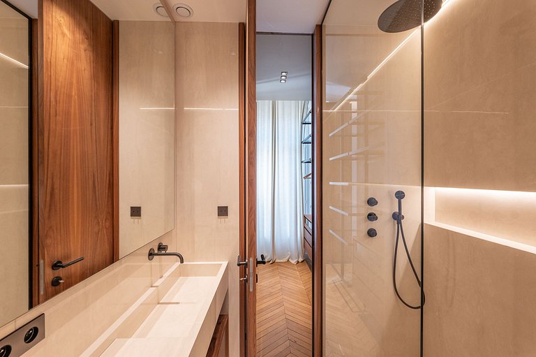 Par040 - Haussmannian Apartment for Rent in Paris
