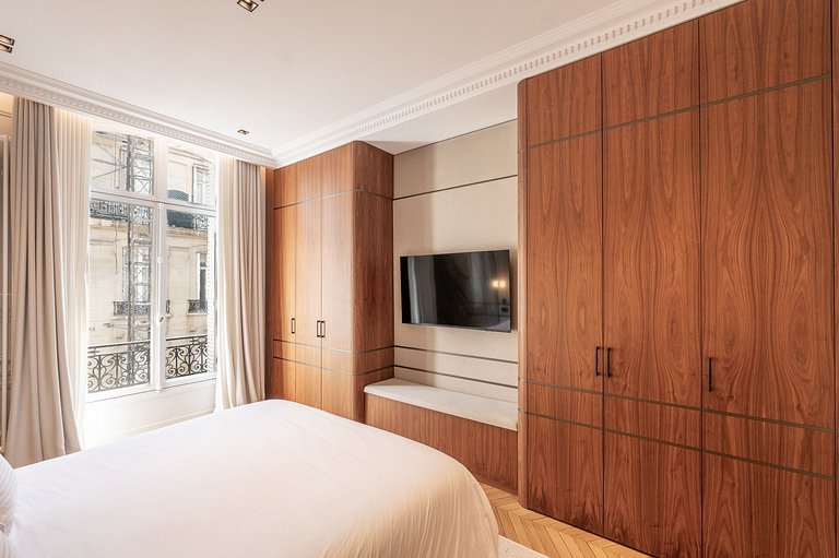 Par040 - Haussmannian Apartment for Rent in Paris