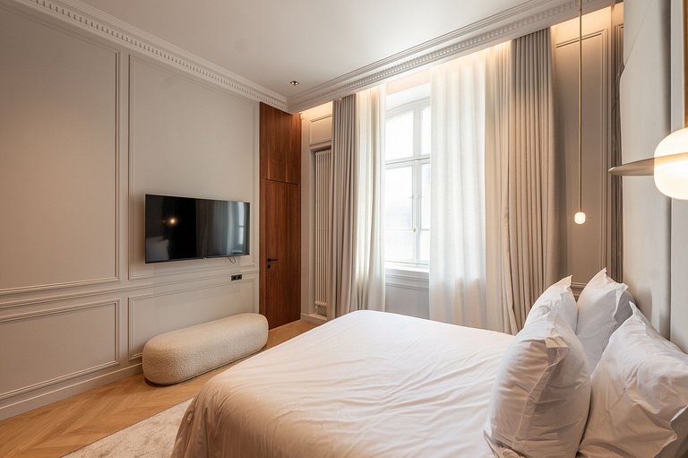 Par040 - Haussmannian Apartment for Rent in Paris