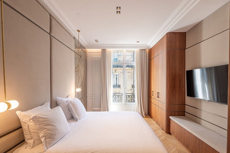 Par040 - Haussmannian Apartment for Rent in Paris